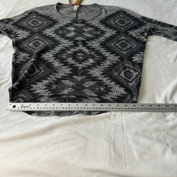 Elegant V-Neck Sweater with Geometric Pattern - Picture 10 of 12